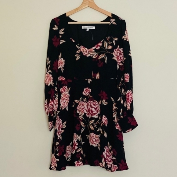 cupcakes & cashmere Dresses & Skirts - 𝅺CUPCAKES & Cashmere Jaylyn long sleeve Floral Mini Dress size 6